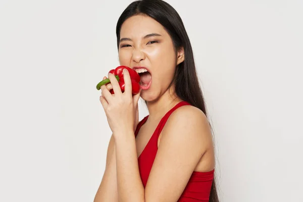 Una mujer de aspecto asiático figura delgada pimiento rojo saludable —  Fotos de Stock