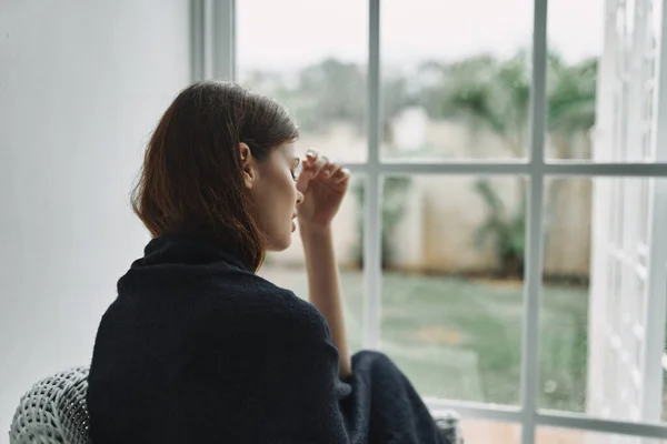 Mulher triste em casa perto da janela problemas de olhar pensativo — Fotografia de Stock