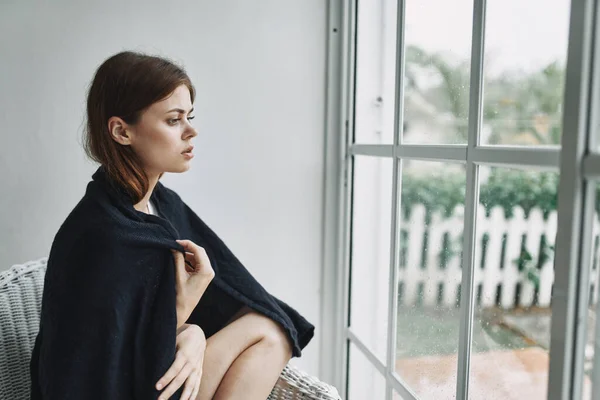 Mulher em casa interior perto de janela resto triste olhar — Fotografia de Stock