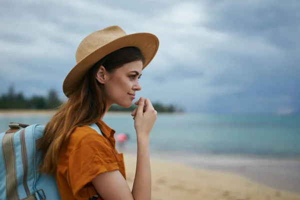 Mulher bonita mochila turística chapéu viagem caminhada paisagem trópicos — Fotografia de Stock