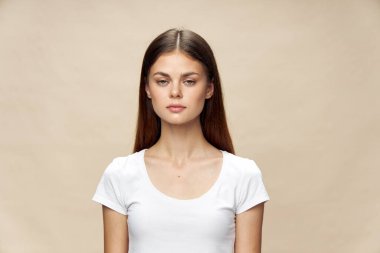 Güzel kadın yaşam tarzı stüdyo bej arka plan lüks model 