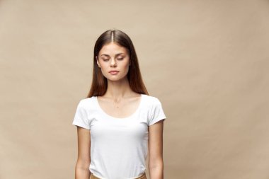 Güzel esmer, kapalı gözlü, kozmetik çekicilikli zarif bir tarzı var.