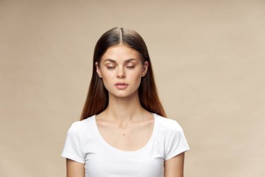 Kapalı gözlü güzel kadın beyaz tişörtü