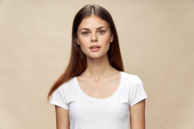 Güzel kadın ince vücutlu beyaz tişört. Güzel görünüş büyüleyici.