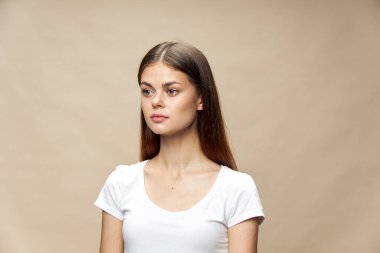 Güzel kadın makyajı beyaz tişörtü uzaklaştırıyor.