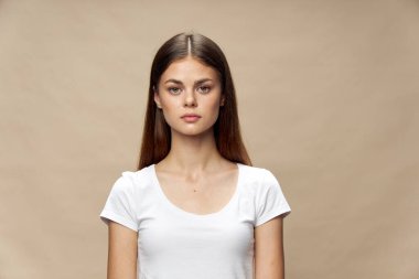 Kadın model beyaz tişört makyaj stüdyosu