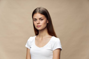 Güzel kadın gülümsemesi kozmetik çekiciliği zarif bir tarz. 