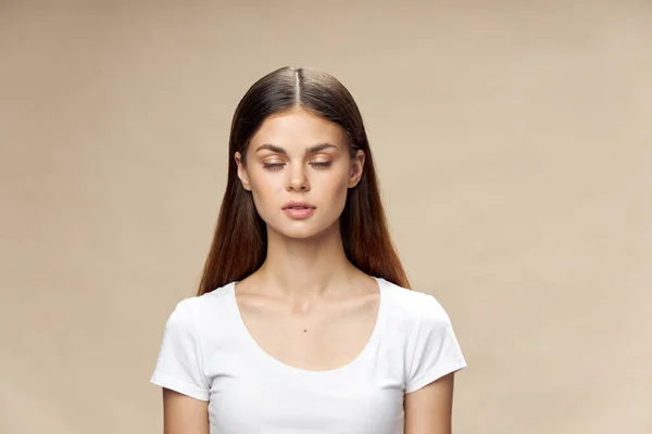 Krásná žena se zavřenýma očima bílé tričko — Stock fotografie