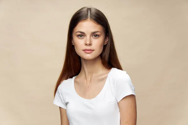 Bela glamour mulher atraente olhar branco t-shirt — Fotografia de Stock