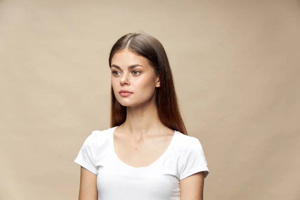 Bella donna trucco guarda lontano bianco t-shirt — Foto Stock