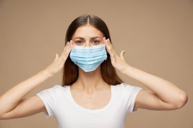 Medikal maske takan şık kıyafetler. 