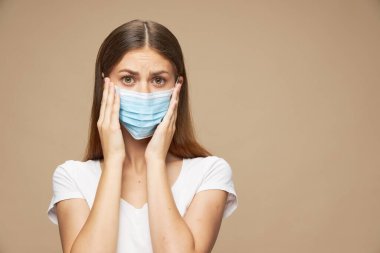 Yüzünde maske olan beyaz gömlekli güzel bir kadın sağlık tehlikesi taşıyor. 