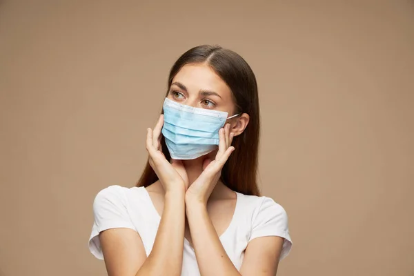 Roupas de moda bonita mulher em uma pandemia máscara facial — Fotografia de Stock
