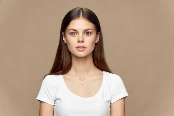 Pretty kobieta biały t-shirt kosmetyki uśmiech styl życia studio luksus — Zdjęcie stockowe