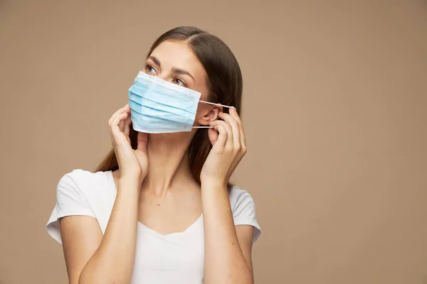 Девушка стильная одежда в медицинскую маску здоровья — стоковое фото