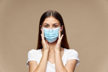 Yüz maskeli beyaz gömlekli genç kadın covid-19 salgını 