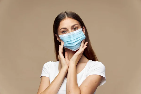 Красивая женщина мода одежда в маске ковид-19 эпидемии — стоковое фото