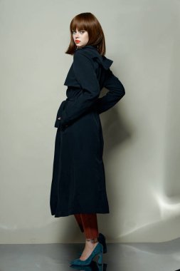 Çekici kadın ve siyah ceketli manken kameraya bakıyorlar.