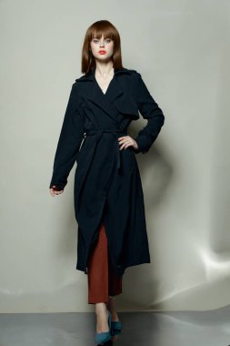  Pantolon ve siyah palto giyen güzel bir kadın..