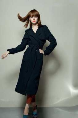 İzole edilmiş arka planda tamamen büyüyen siyah ceketli, modaya uygun bir kadın modeli.