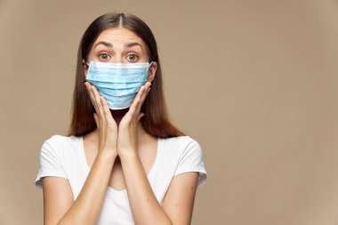 Beyaz gömlekli, koruyucu maskeli güzel bir kız. 