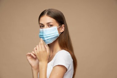 Tıbbi maske alerjisi olan beyaz gömlekli güzel bir kadın. 