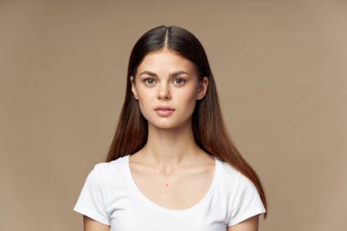 Güzel bir kadın. Güzel. Bej arka plan cazibesi.