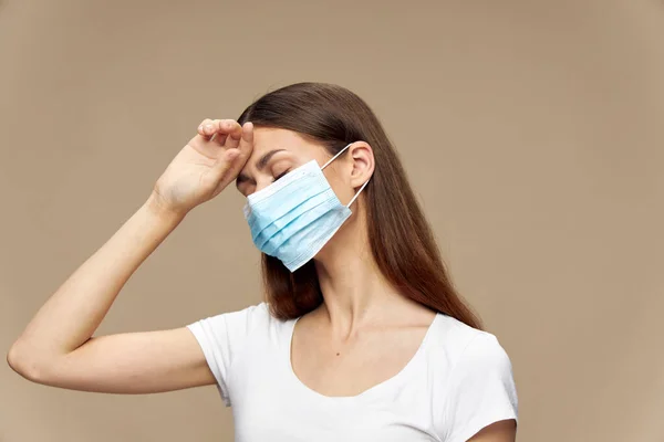 Lady snygga kläder i en medicinsk mask influensa — Stockfoto