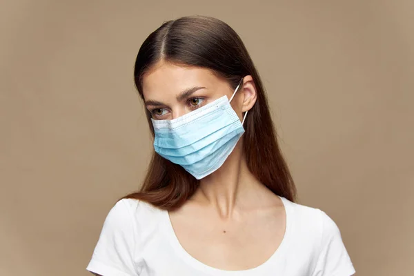 Mujer atractiva ropa de moda en una máscara protectora de salud — Foto de Stock