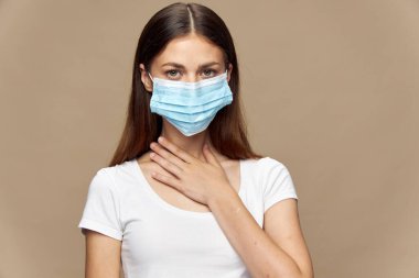 Tıbbi maske takan güzel kadın kıyafetleri. 