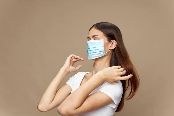 保護マスクの健康予防でスタイリッシュな服をモデル化 — ストック写真