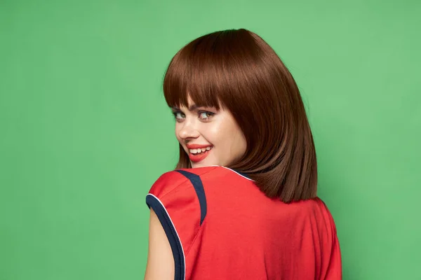 Mulher bonita com um sorriso deslumbrante e uma camisa de esportes — Fotografia de Stock