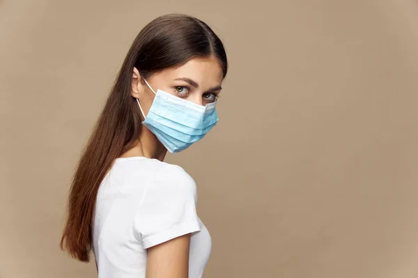 Ung kvinna i vit skjorta i en medicinsk mask hälsa — Stockfoto