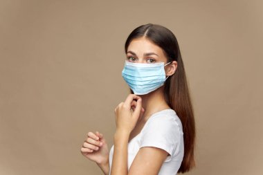 Çekici bir kadın, tıbbi maske takan şık kıyafetler, grip virüsü. 