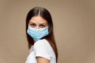 Genç bir kadın tıbbi maske takıyor alerji kirliliği 