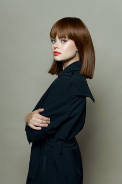 Güzel kadın model kameraya yan bakıyor. 