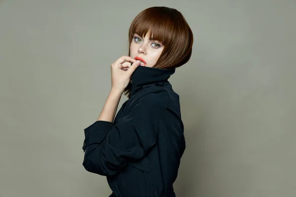 검은 코트와 붉은 입술 모델 이 없는 매혹적 인 여성 — 스톡 사진