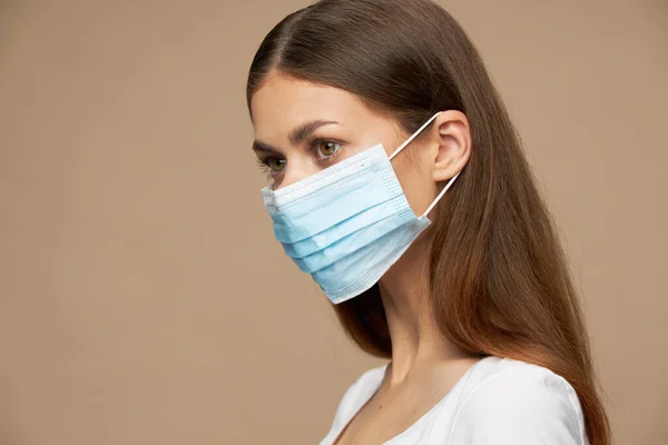 Dziewczyna moda ubrania w maska twarz wirus grypy zbliżenie — Zdjęcie stockowe