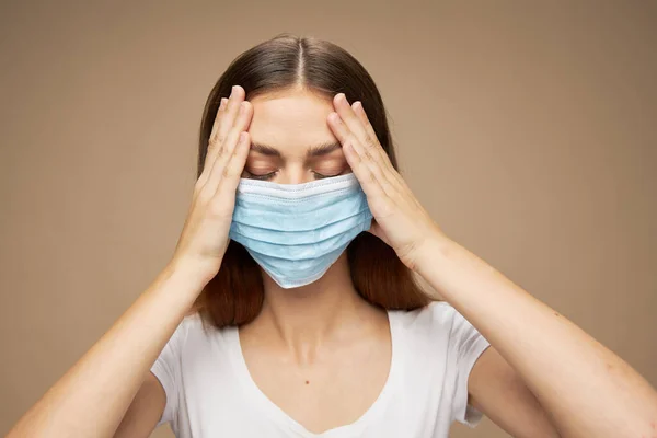 Giovane donna vestiti di moda in una maschera protettiva pandemia quarantena — Foto Stock