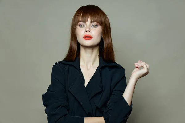 赤い唇とアイシャドウモデルの美しい女性 — ストック写真