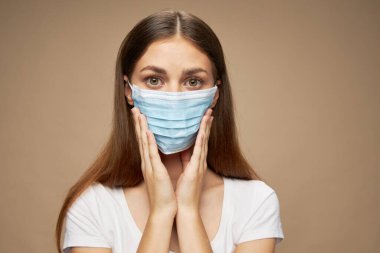 Beyaz gömlekli kadın maske takıyor alerji kirliliği