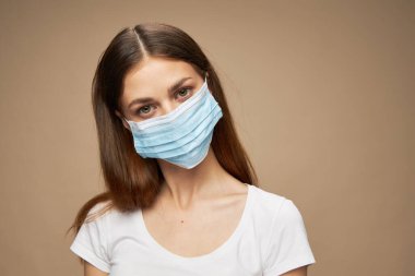 Tıbbi maske takan şık giyinen genç bir kadın salgın hastalık derecesinde... 