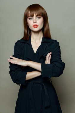  Parlak makyajlı ve siyah ceketli bir kadın kollarını göğsünde kavuşturdu.