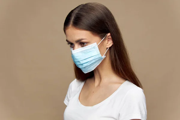 Piękna dziewczyna stylowe ubrania w masce ochronnej grypy — Zdjęcie stockowe