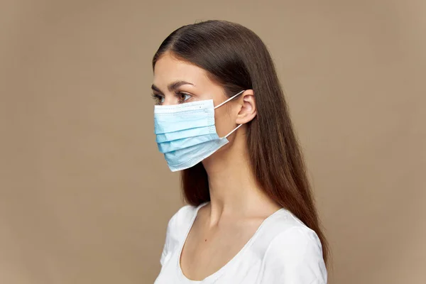 Una Mujer Bonita Con Una Máscara Protectora Alergia Contaminación Fondo — Foto de Stock