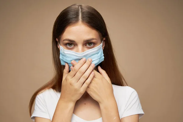 Uma Rapariga Com Uma Máscara Protectora Pandemia Quarentena Visão Cortada — Fotografia de Stock