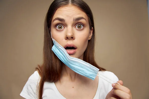 Chica Sorprendida Camisa Blanca Con Una Máscara Protectora Alergia Contaminación — Foto de Stock