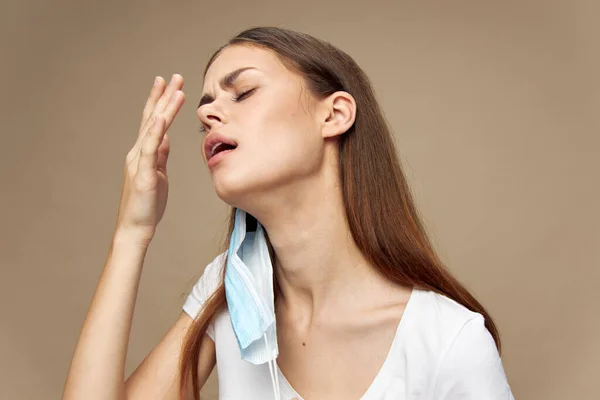 Dame Weißen Hemd Mit Medizinischer Maske Pandemie Quarantäne Frontansicht — Stockfoto