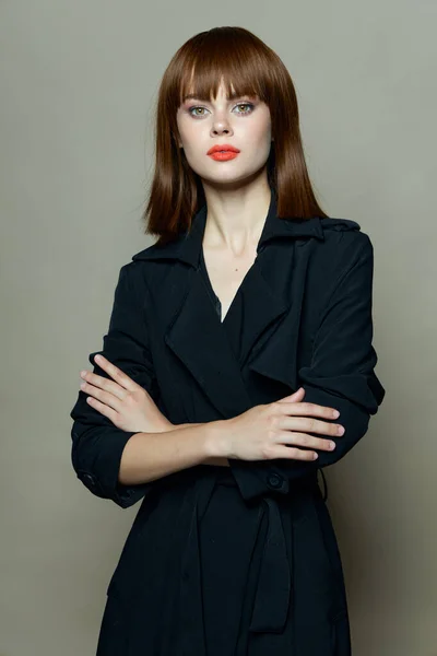 Žena modelka v černém kabátě a sebevědomý vzhled — Stock fotografie