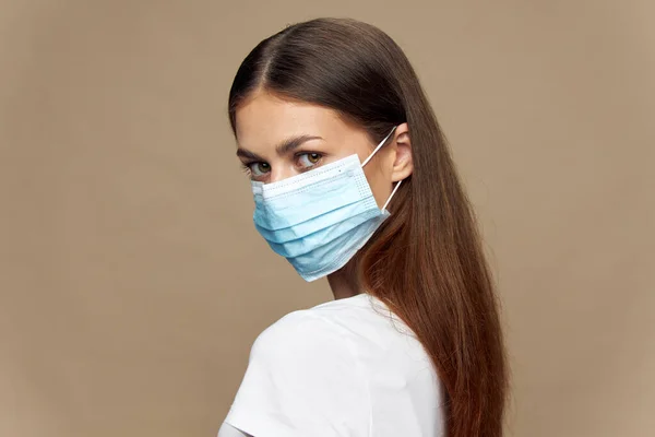 Hermosa Mujer Con Camisa Blanca Una Máscara Médica Covid Epidemia — Foto de Stock